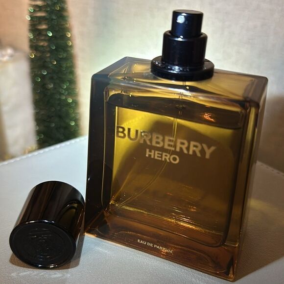Burberry Hero Eau de Parfum - Sophistication in Every Drop (3.3 fl oz) - Picture 4 of 17